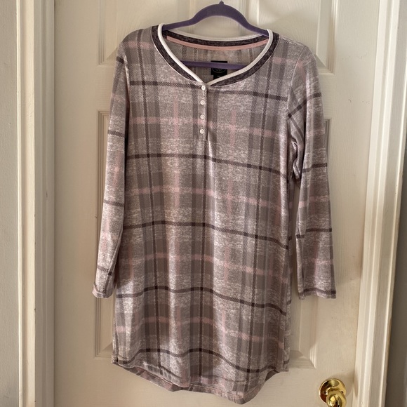 2 new long sleeve sleep shirts-smoke free home - Picture 5 of 6